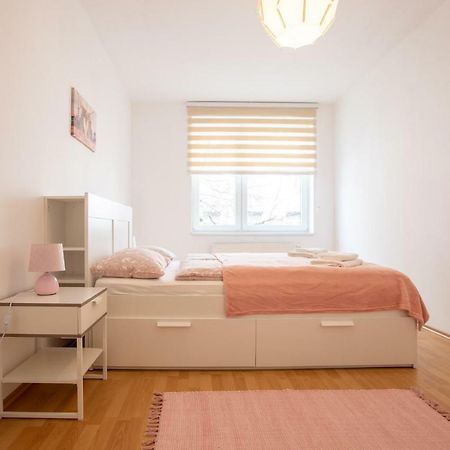 Spacious Apartment In The Old Town Of Μπρατισλάβα Εξωτερικό φωτογραφία