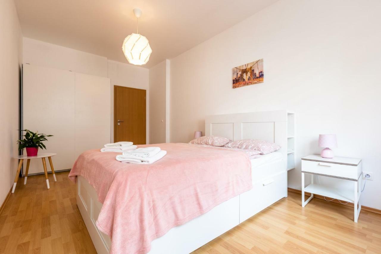 Spacious Apartment In The Old Town Of Μπρατισλάβα Εξωτερικό φωτογραφία