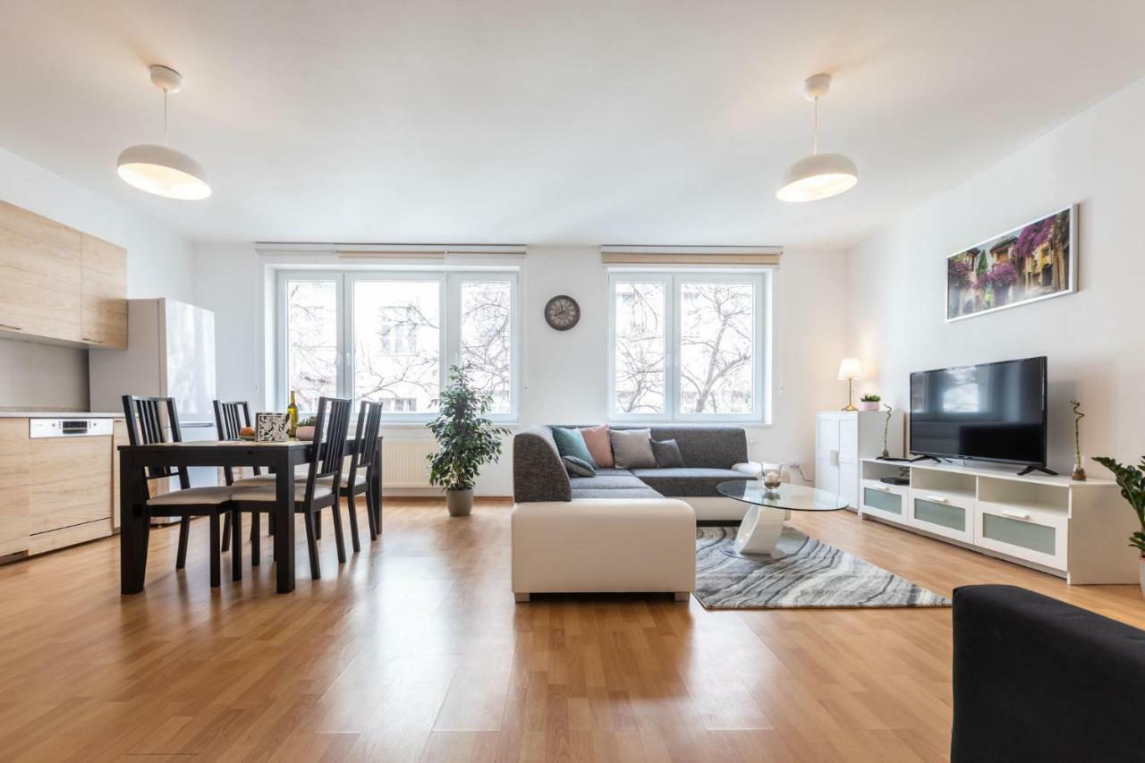 Spacious Apartment In The Old Town Of Μπρατισλάβα Εξωτερικό φωτογραφία