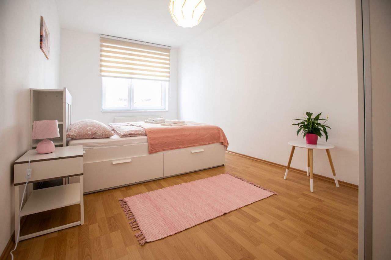 Spacious Apartment In The Old Town Of Μπρατισλάβα Εξωτερικό φωτογραφία