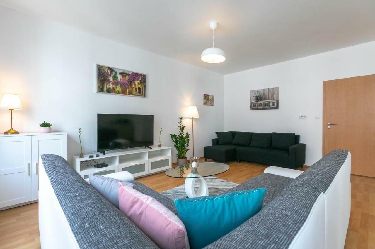 Spacious Apartment In The Old Town Of Μπρατισλάβα Εξωτερικό φωτογραφία